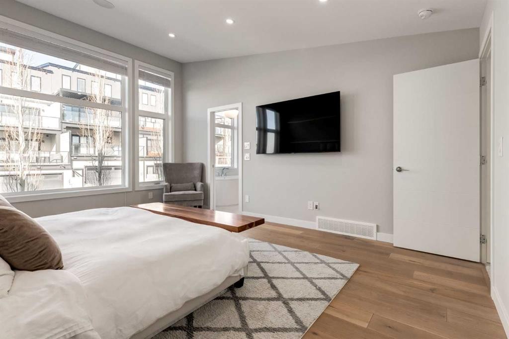 40 Timberline Way Sw, Calgary, AB - Indoor Photo Showing Bedroom