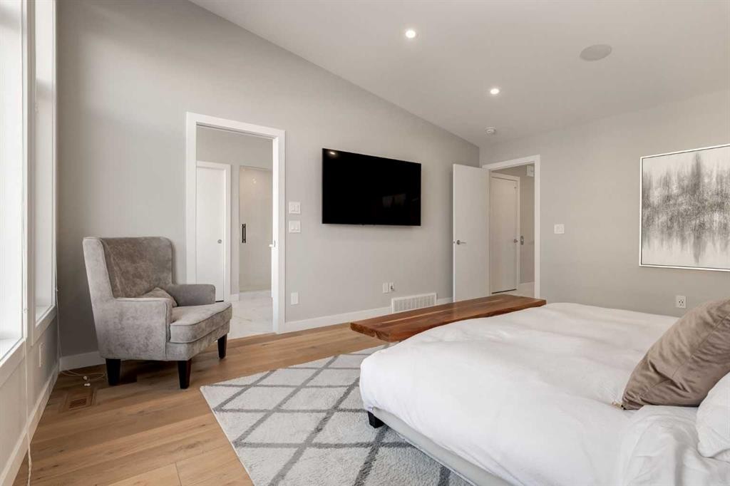 40 Timberline Way Sw, Calgary, AB - Indoor Photo Showing Bedroom
