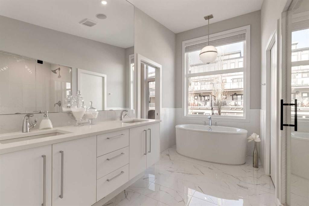 40 Timberline Way Sw, Calgary, AB - Indoor Photo Showing Bathroom