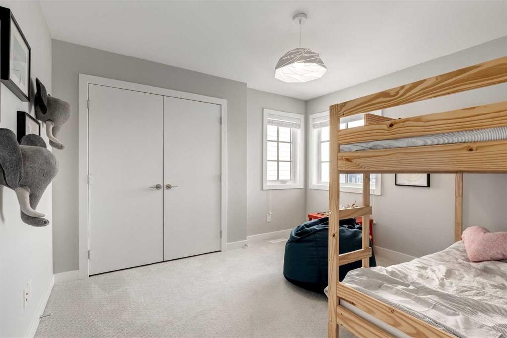 40 Timberline Way Sw, Calgary, AB - Indoor Photo Showing Bedroom