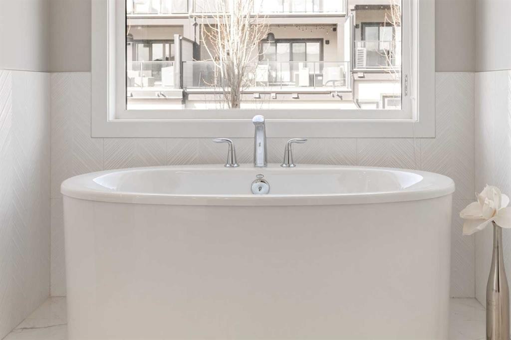 40 Timberline Way Sw, Calgary, AB - Indoor Photo Showing Bathroom