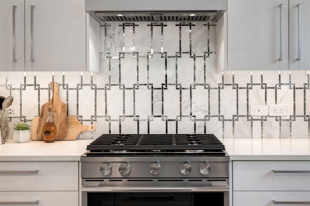 40 Timberline Way Sw, Calgary, AB - Photo Showing Kitchen