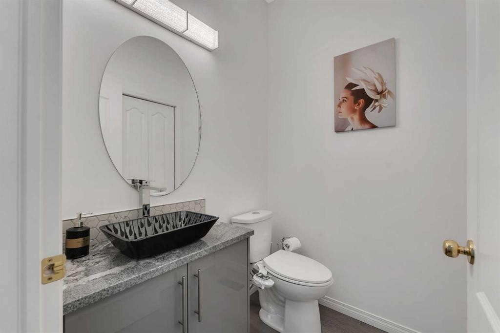 41 Royal Birch Terrace Nw, Calgary, AB - Indoor Photo Showing Bathroom