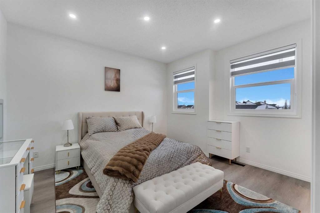 41 Royal Birch Terrace Nw, Calgary, AB - Indoor Photo Showing Bedroom