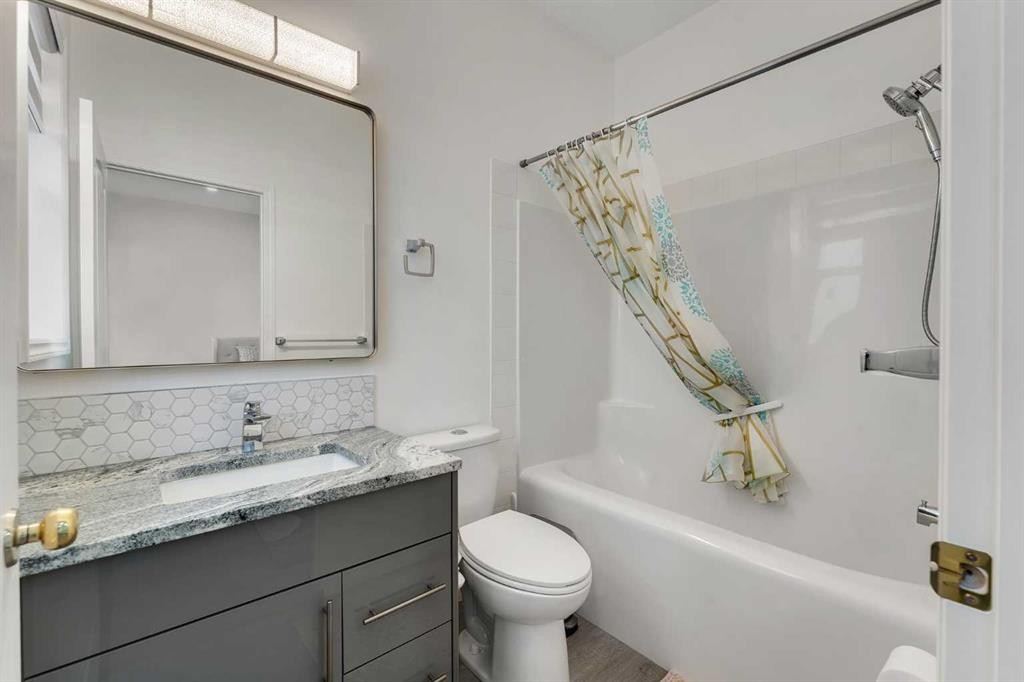 41 Royal Birch Terrace Nw, Calgary, AB - Indoor Photo Showing Bathroom
