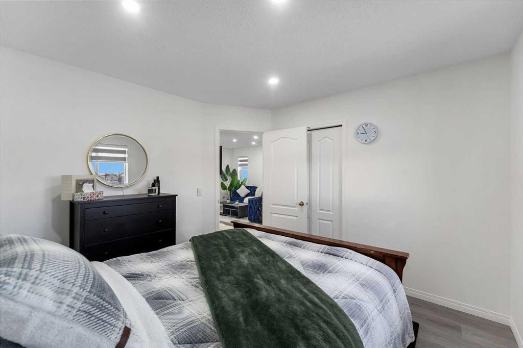 41 Royal Birch Terrace Nw, Calgary, AB - Indoor Photo Showing Bedroom