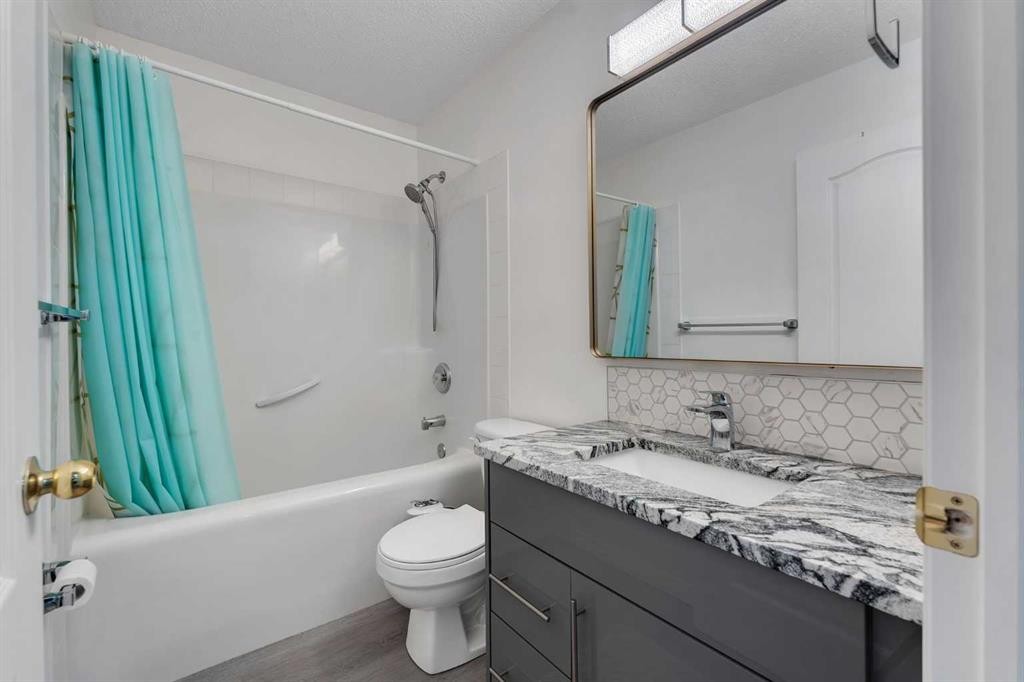 41 Royal Birch Terrace Nw, Calgary, AB - Indoor Photo Showing Bathroom