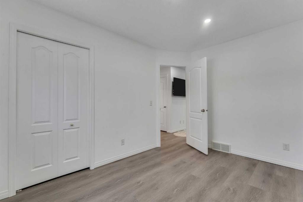 41 Royal Birch Terrace Nw, Calgary, AB - Indoor Photo Showing Other Room