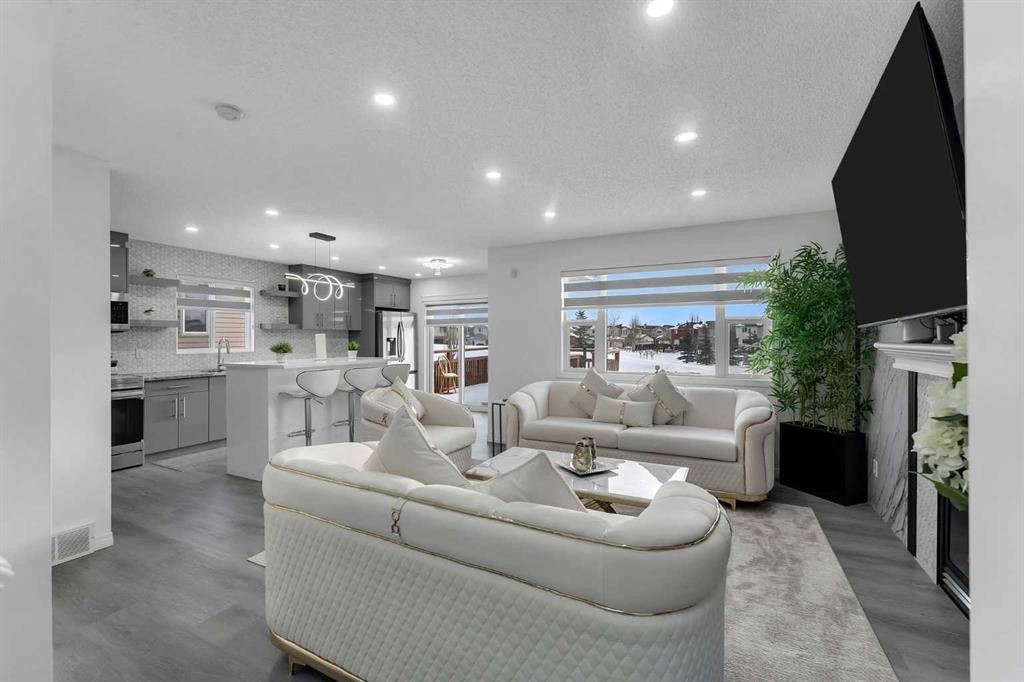 41 Royal Birch Terrace Nw, Calgary, AB - Indoor Photo Showing Living Room