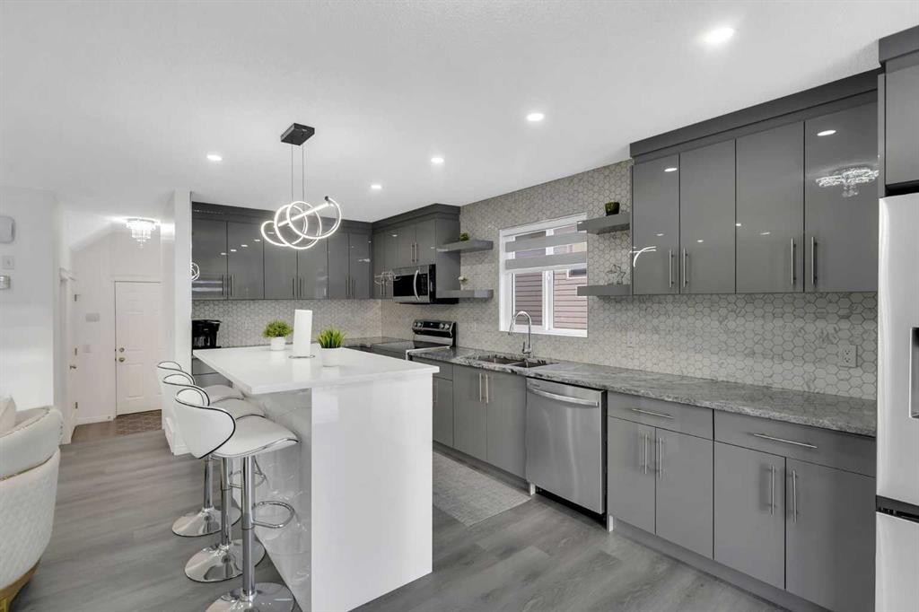 41 Royal Birch Terrace Nw, Calgary, AB - Indoor Photo Showing Kitchen With Upgraded Kitchen