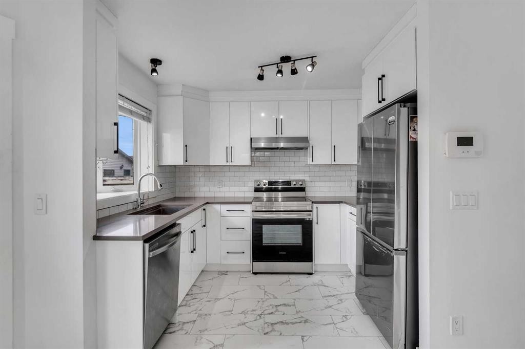 429 Taradale Drive Ne, Calgary, AB - Indoor Photo Showing Kitchen With Stainless Steel Kitchen With Upgraded Kitchen