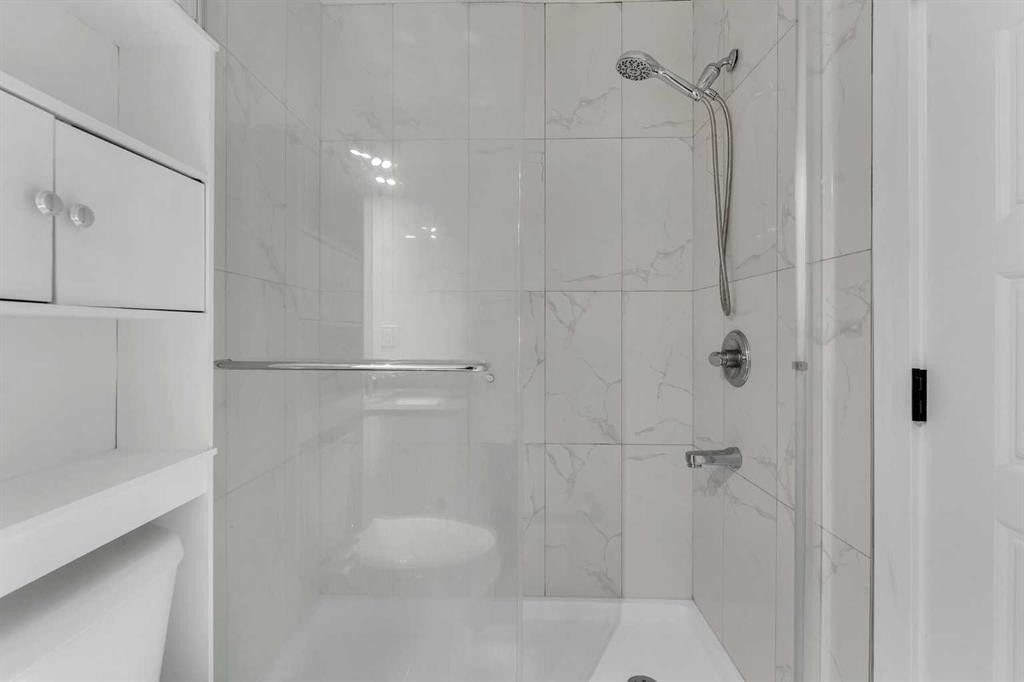429 Taradale Drive Ne, Calgary, AB - Indoor Photo Showing Bathroom