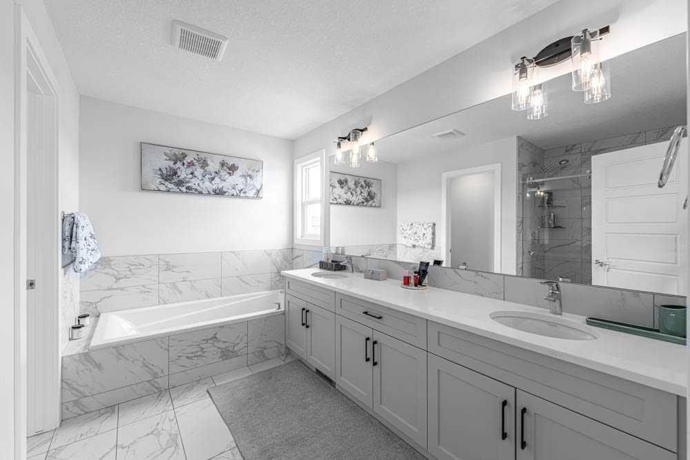 178 Creekstone Path Sw, Calgary, AB - Indoor Photo Showing Bathroom