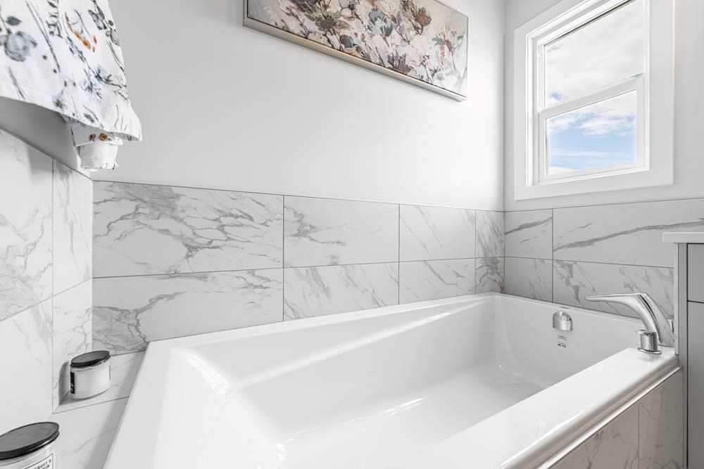 178 Creekstone Path Sw, Calgary, AB - Indoor Photo Showing Bathroom