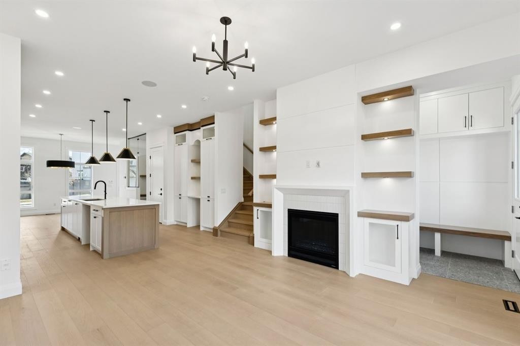 523 32 Street Nw, Calgary, AB - Indoor With Fireplace