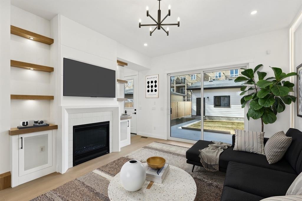 523 32 Street Nw, Calgary, AB - Indoor Photo Showing Living Room With Fireplace