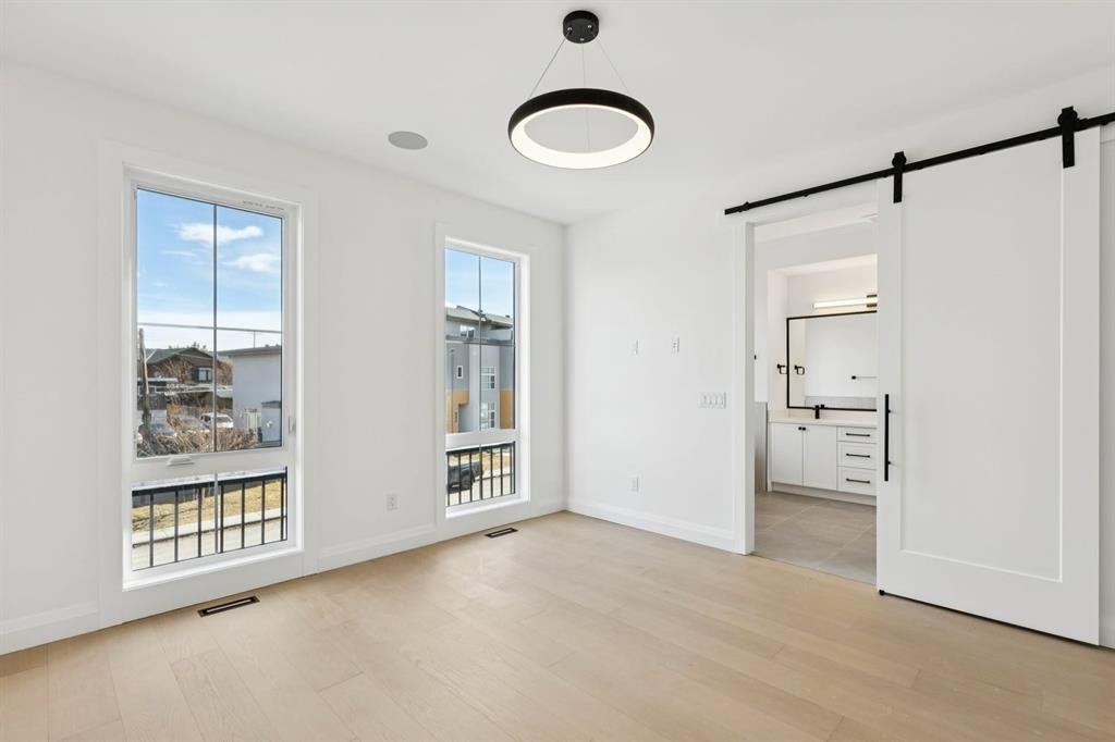 523 32 Street Nw, Calgary, AB - Indoor Photo Showing Other Room