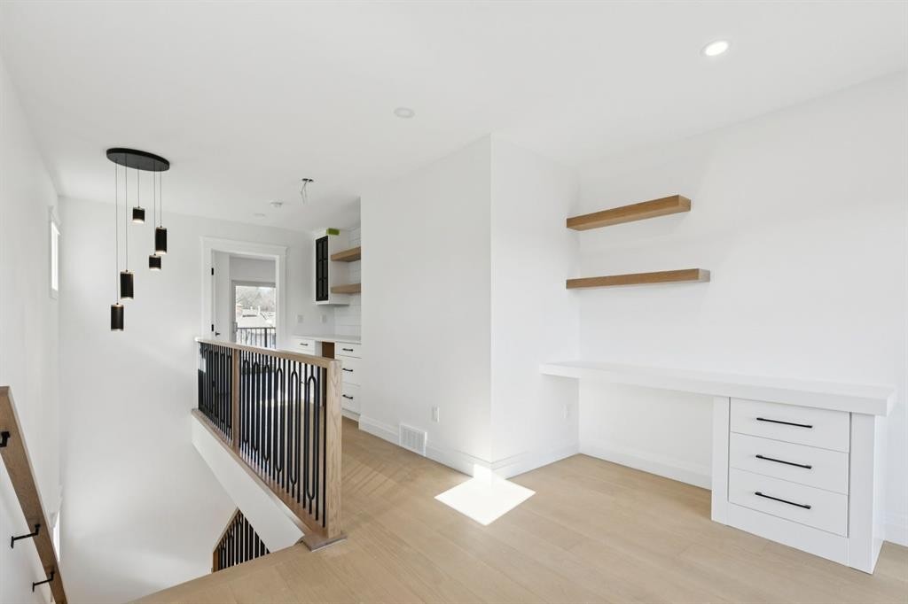 523 32 Street Nw, Calgary, AB - Indoor Photo Showing Other Room