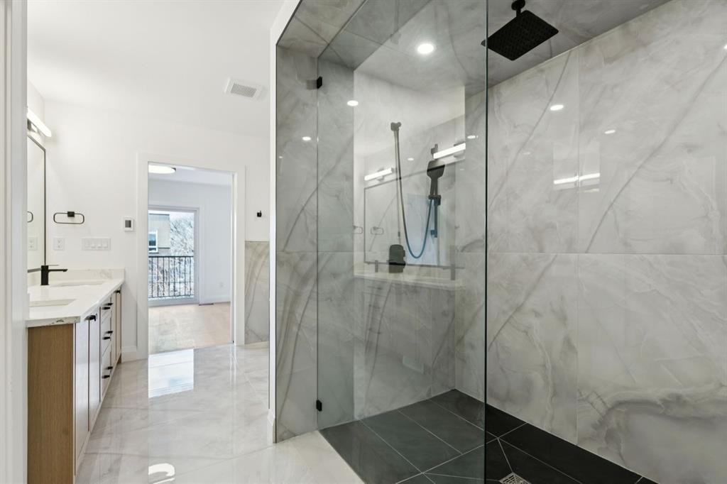 523 32 Street Nw, Calgary, AB - Indoor Photo Showing Bathroom