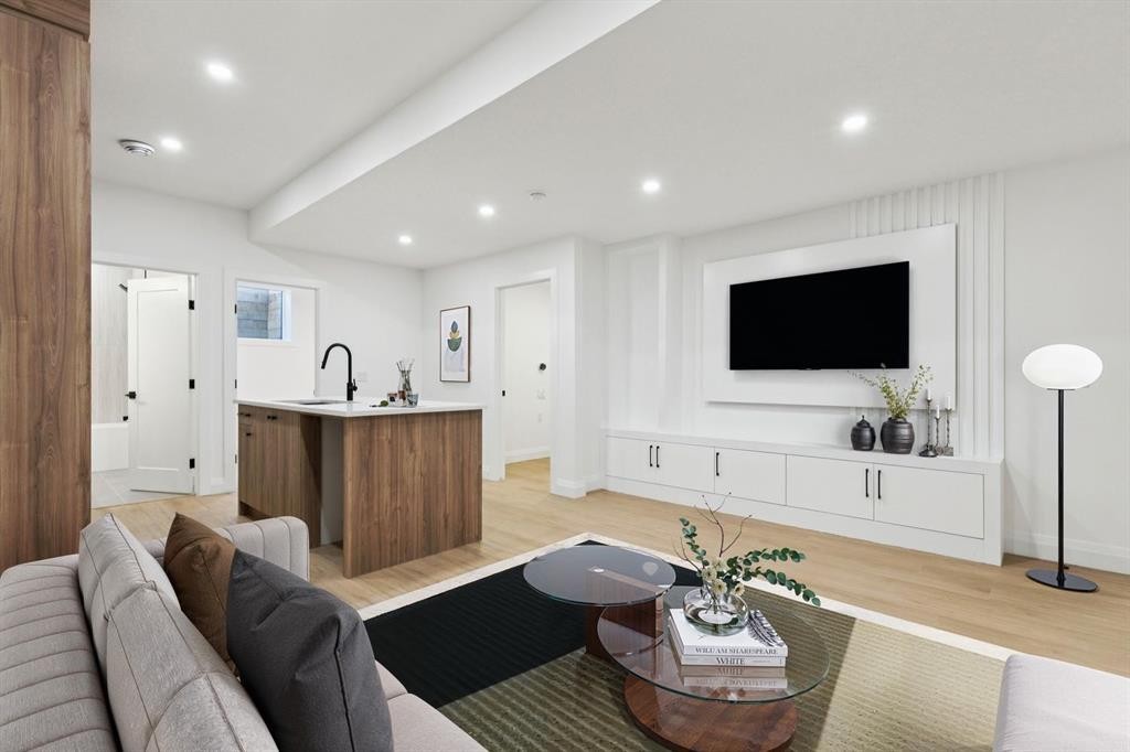 523 32 Street Nw, Calgary, AB - Indoor Photo Showing Other Room