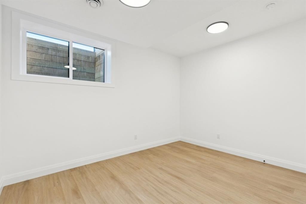 523 32 Street Nw, Calgary, AB - Indoor Photo Showing Other Room