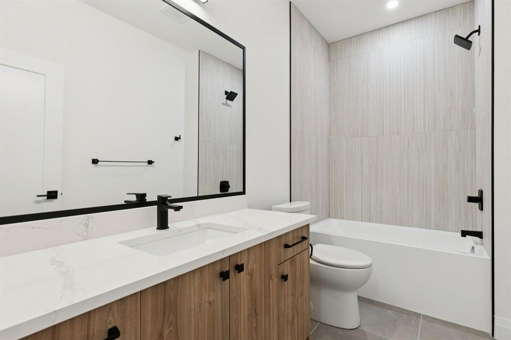 523 32 Street Nw, Calgary, AB - Indoor Photo Showing Bathroom
