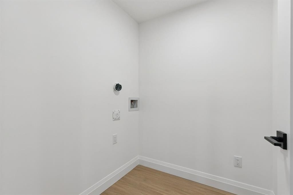 523 32 Street Nw, Calgary, AB - Indoor Photo Showing Other Room