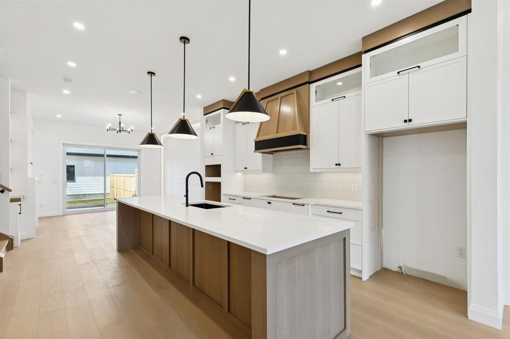 523 32 Street Nw, Calgary, AB - Indoor Photo Showing Kitchen With Upgraded Kitchen
