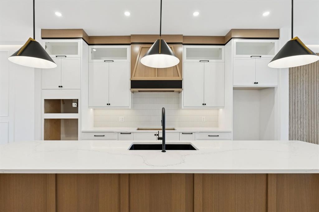 523 32 Street Nw, Calgary, AB - Indoor Photo Showing Kitchen With Upgraded Kitchen