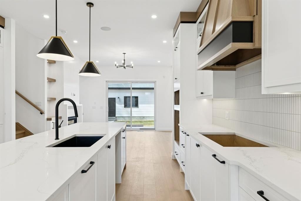 523 32 Street Nw, Calgary, AB - Indoor Photo Showing Kitchen With Upgraded Kitchen