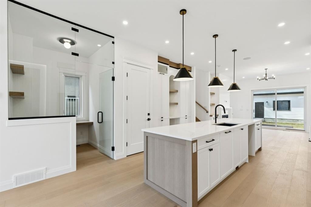 523 32 Street Nw, Calgary, AB - Indoor Photo Showing Kitchen With Upgraded Kitchen