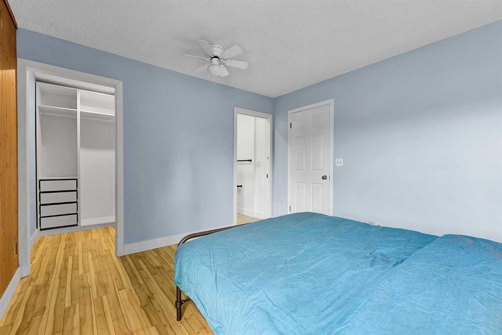 44 Strathclair Rise Sw, Calgary, AB - Indoor Photo Showing Bedroom