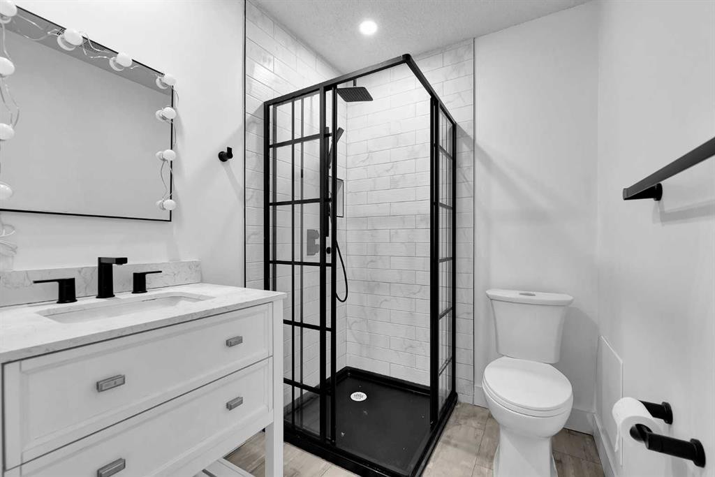44 Strathclair Rise Sw, Calgary, AB - Indoor Photo Showing Bathroom