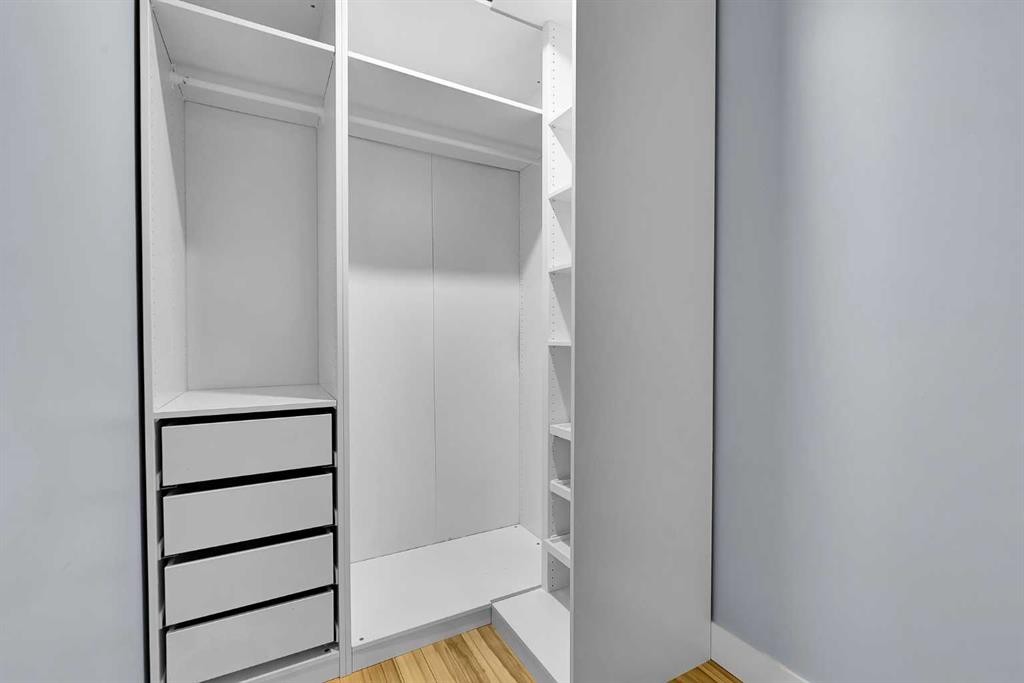 44 Strathclair Rise Sw, Calgary, AB - Indoor Photo Showing Other Room