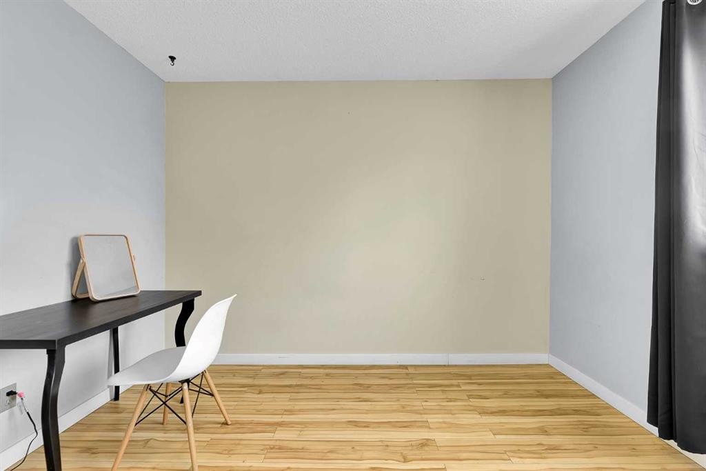 44 Strathclair Rise Sw, Calgary, AB - Indoor