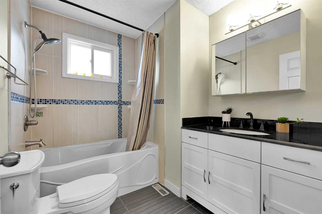 44 Strathclair Rise Sw, Calgary, AB - Indoor Photo Showing Bathroom