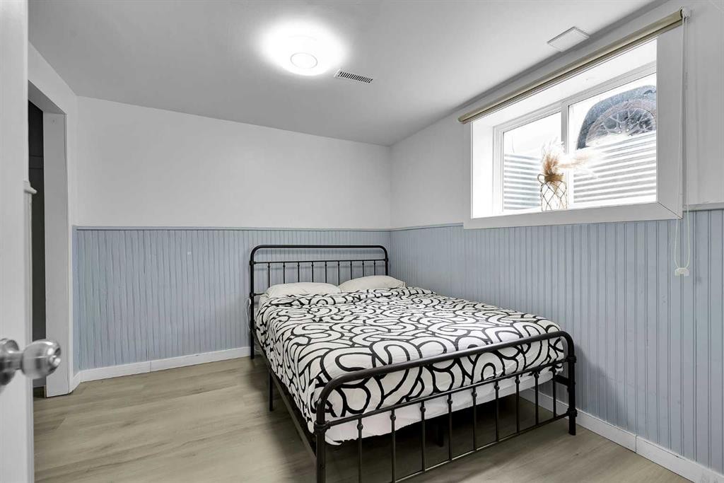 44 Strathclair Rise Sw, Calgary, AB - Indoor Photo Showing Bedroom