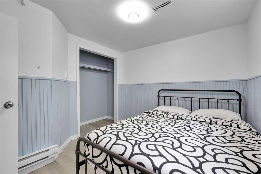 44 Strathclair Rise Sw, Calgary, AB - Indoor Photo Showing Bedroom