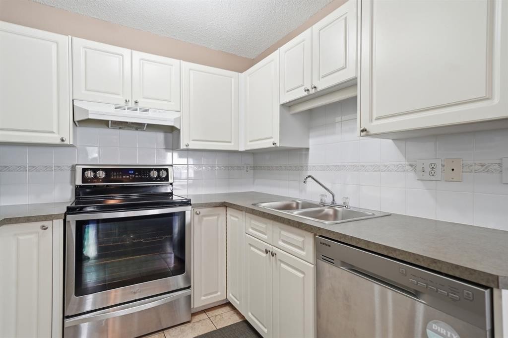 94 Mt Aberdeen Manor Se, Calgary, AB - Indoor Photo Showing Kitchen With Double Sink