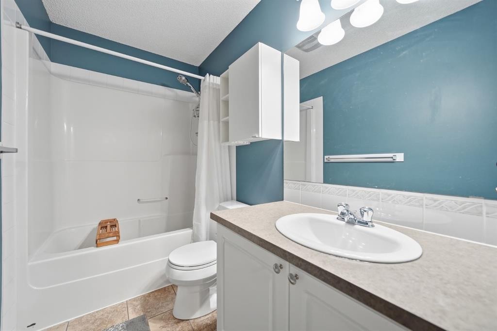 94 Mt Aberdeen Manor Se, Calgary, AB - Indoor Photo Showing Bathroom