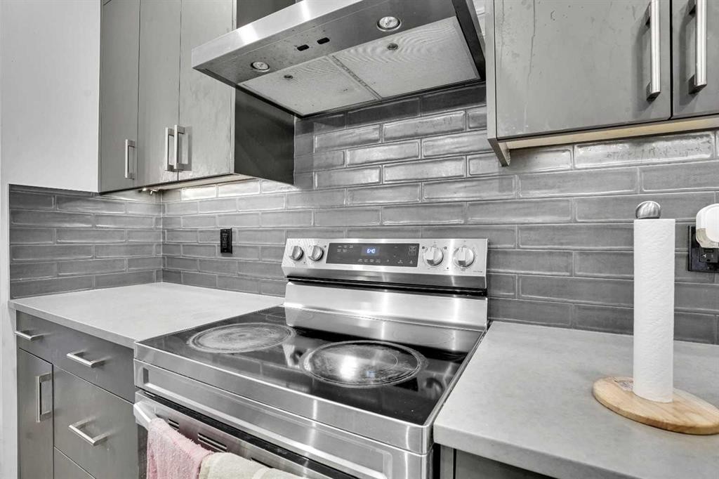 181 Walcrest Boulevard, Calgary, AB - Indoor Photo Showing Kitchen