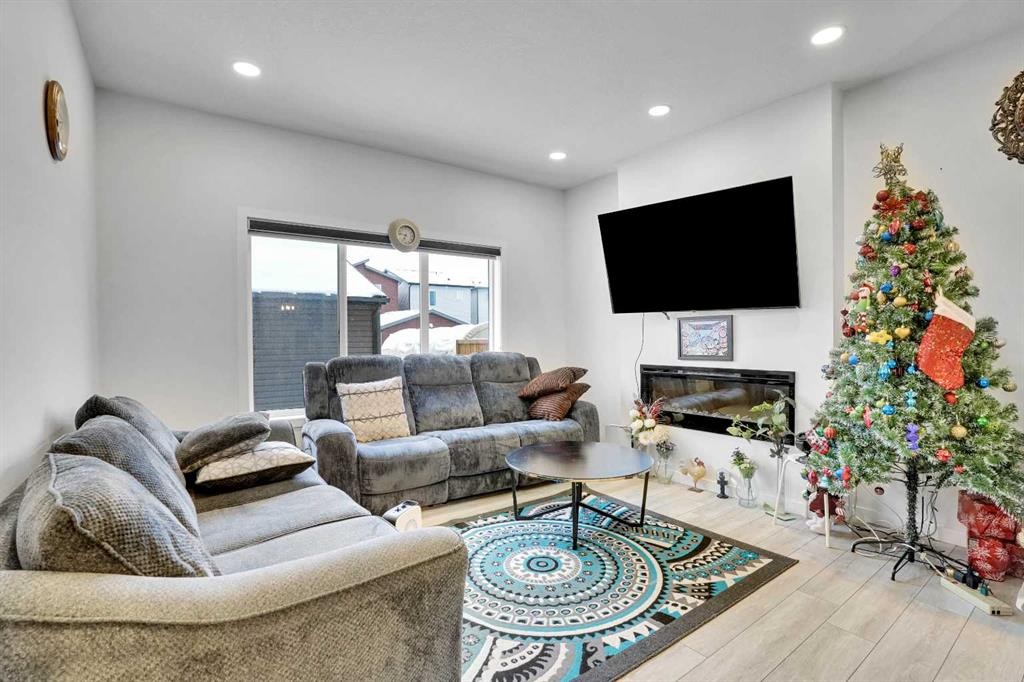181 Walcrest Boulevard, Calgary, AB - Indoor Photo Showing Living Room With Fireplace