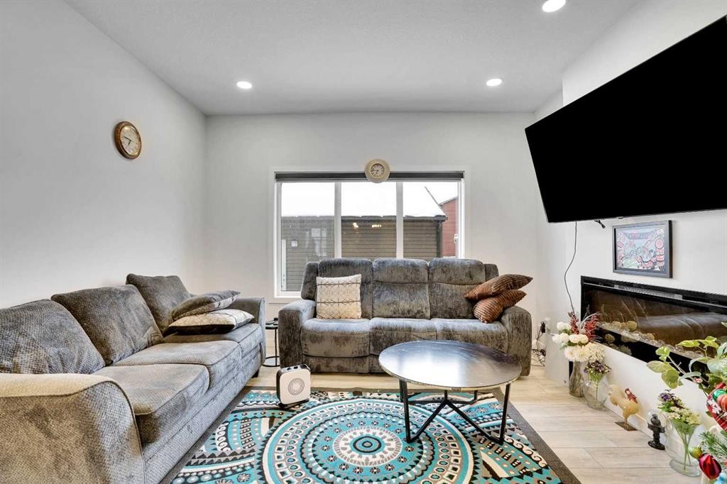 181 Walcrest Boulevard, Calgary, AB - Indoor Photo Showing Living Room