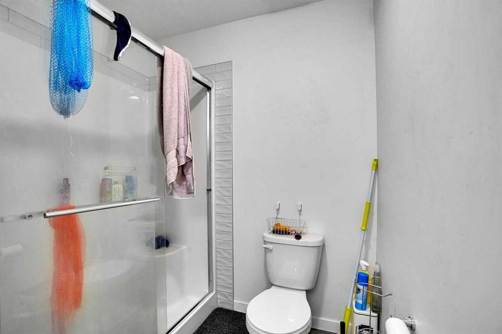 181 Walcrest Boulevard, Calgary, AB - Indoor Photo Showing Bathroom