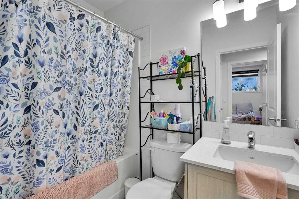 181 Walcrest Boulevard, Calgary, AB - Indoor Photo Showing Bathroom