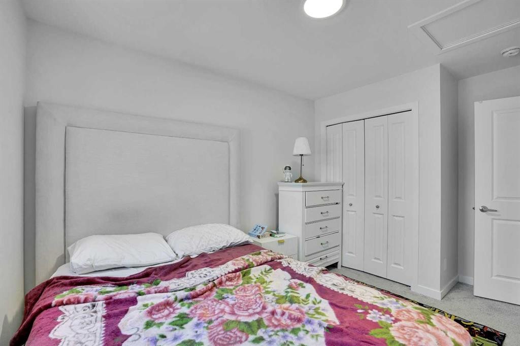 181 Walcrest Boulevard, Calgary, AB - Indoor Photo Showing Bedroom