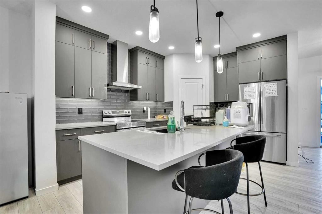 181 Walcrest Boulevard, Calgary, AB - Indoor Photo Showing Kitchen With Upgraded Kitchen