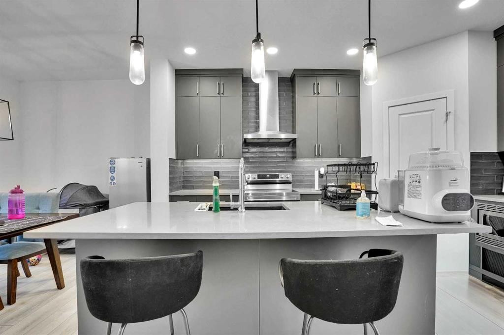 181 Walcrest Boulevard, Calgary, AB - Indoor Photo Showing Kitchen With Upgraded Kitchen