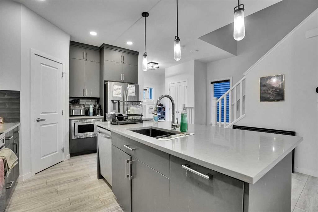 181 Walcrest Boulevard, Calgary, AB - Indoor Photo Showing Kitchen With Double Sink With Upgraded Kitchen