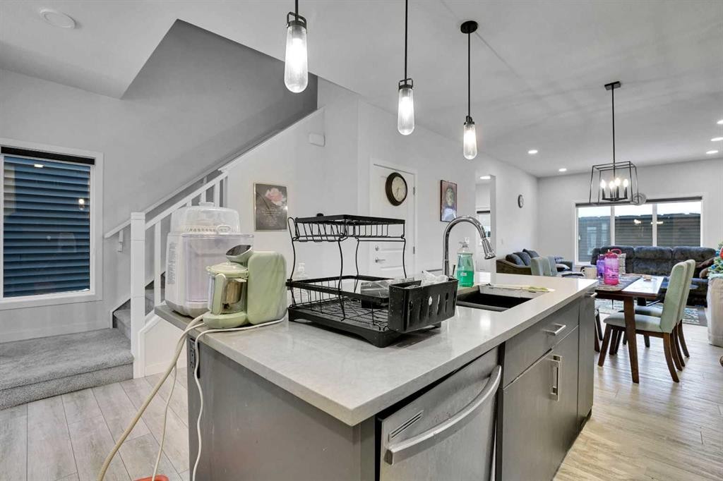 181 Walcrest Boulevard, Calgary, AB - Indoor Photo Showing Kitchen With Upgraded Kitchen